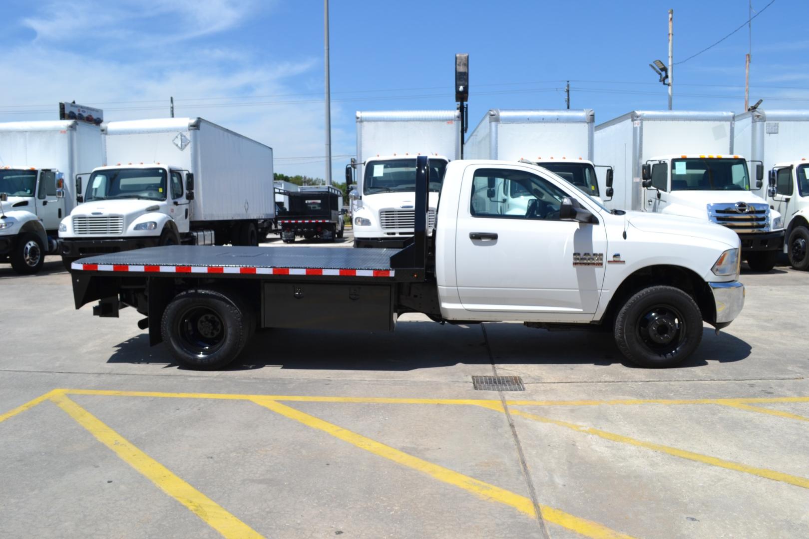 2018 WHITE /GRAY RAM 3500 with an CUMMINS 6.7L TURBO DIESEL engine, AISIN A465 6SPD AUTOMATIC transmission, located at 9172 North Fwy, Houston, TX, 77037, (713) 910-6868, 29.887470, -95.411903 - 14,000LB GVWR, 11FT FLATBED, 98" WIDE, 2 X TOOLBOXES, GOOSENECK/BUMPER PULL HITCH, 4X4, POWER WINDOWS, LOCKS, & MIRRORS, COLD A/C , CRUISE CONTROL - Photo#3